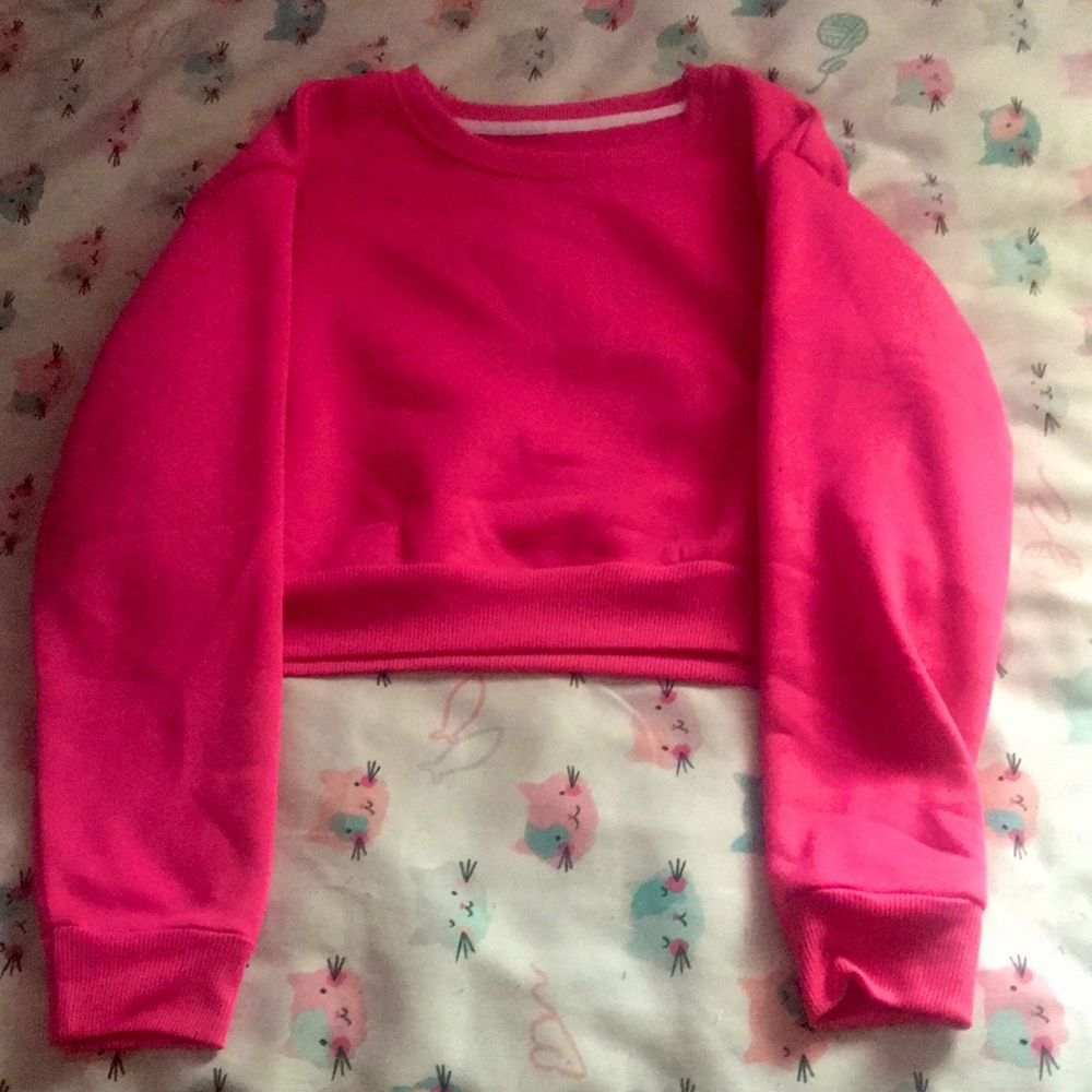 Super cute pink cropped hoodie,that makes your eyes pop!